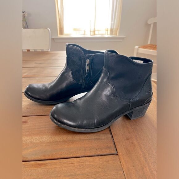 UGG Penelope Black Ankle Boots with Glossy Finish and Rounded Toe. Size 6 - Picture 7 of 11